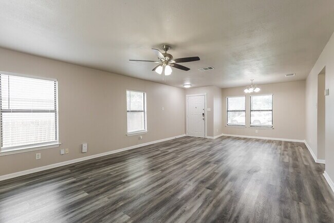 Foto del edificio - 8151 Cheryl Meadow Dr