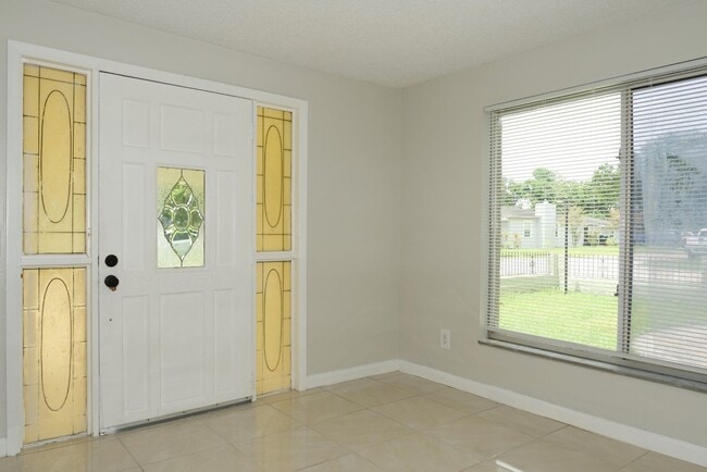 Building Photo - 3 bedroom 2 bath, corner lot