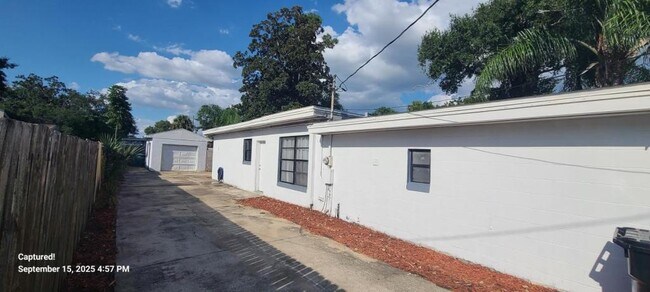 Building Photo - 2027 Bentley St
