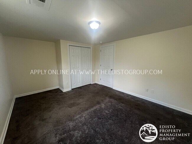 Foto del edificio - Charming 3BR Home with Screened Porch & Sp...