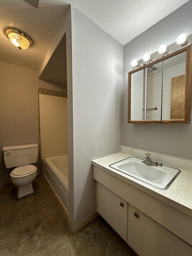 Foto del edificio - 2331 Forest View Rd