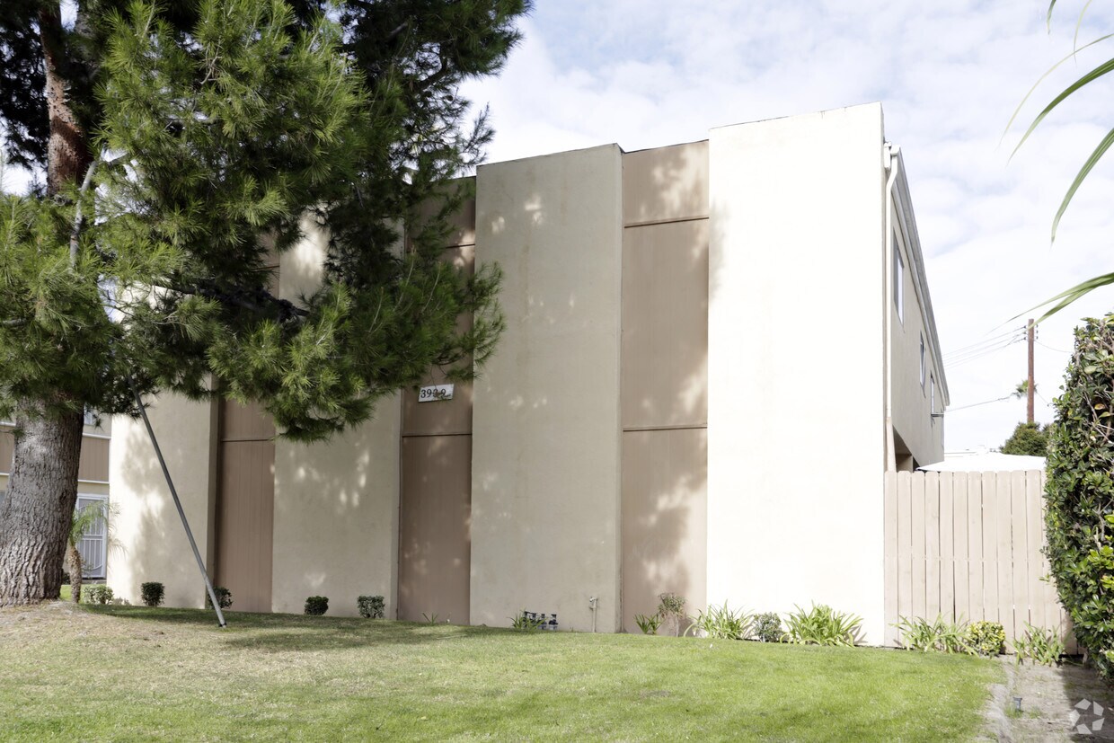 Building Photo - 3939 W El Prado Ave