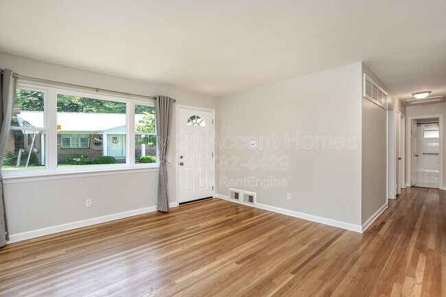 Foto del edificio - 3233 Holly Hill Dr
