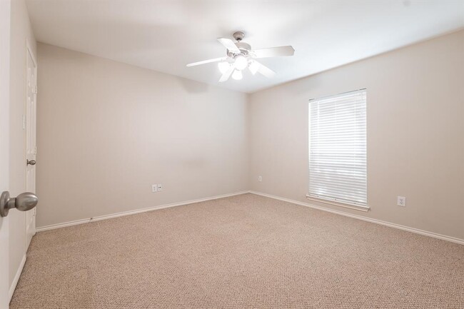 Building Photo - 918 Memorial Heights Dr