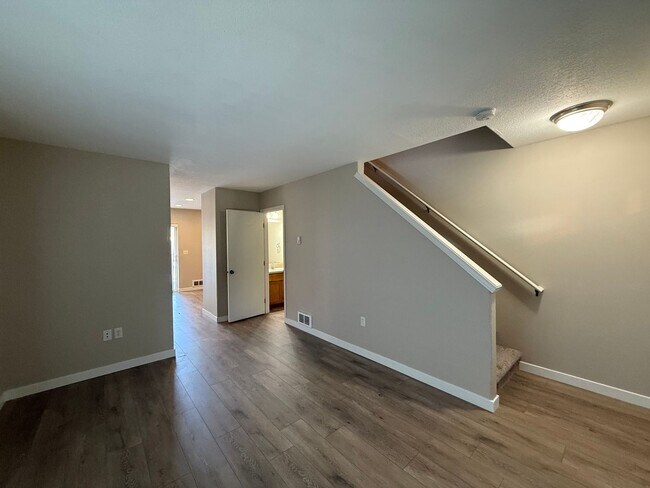 Foto del edificio - FREE RENT through FEBRUARY - SEE LISTING for DETAILS!  Newly Updated Two Bedroom Townhome Availab...