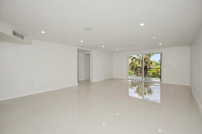 Building Photo - 10110 Boca Entrada Blvd