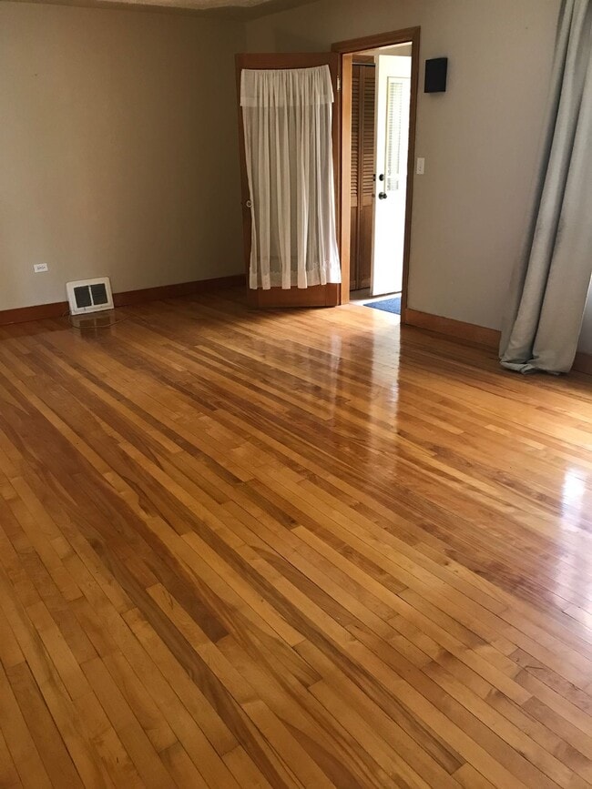 Building Photo - 3 Bed 1 Bath Unit in Red Deer, AB