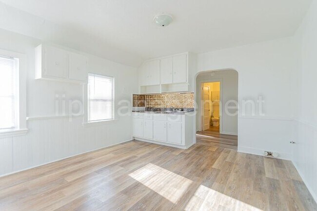 Building Photo - 3130 W 33rd St