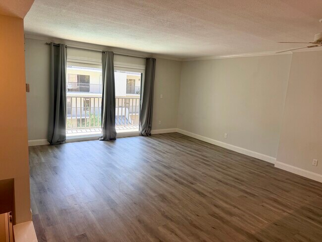 Amplia sala de estar en la planta superior - 105 4th Ave NE