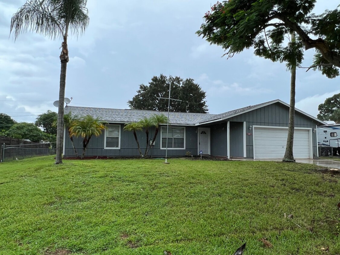 Primary Photo - 3/2 Pool House Near Crosstown