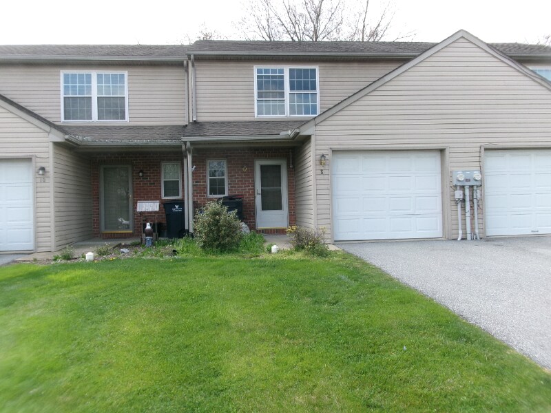 8 Stauffer Ct, LeacockLeolaBareville, PA 17540 Townhome Rentals in
