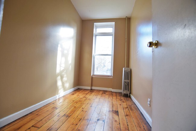 Building Photo - 484 Monroe St