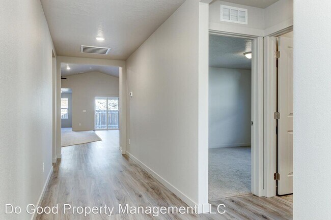 Foto del edificio - 4 br, 2 bath House - 230 W. Waukesha St.