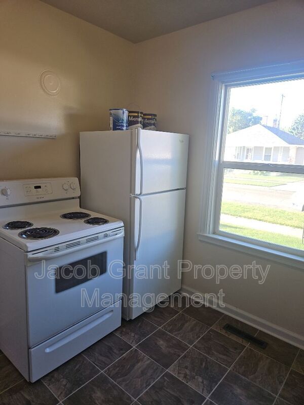 Building Photo - 348 Basalt St