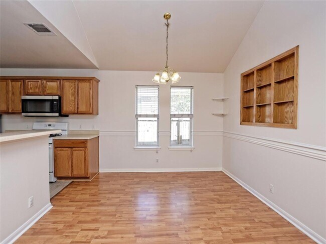 Foto del edificio - 305 N Heatherwilde Blvd