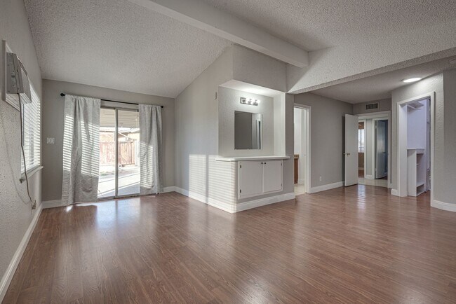 Foto del edificio - Charming Single-Story Home with Open Living Spaces and Large Backyard in Las Vegas