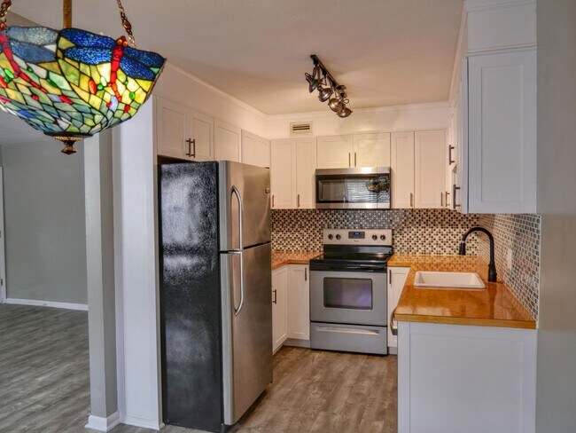 Building Photo - UPDATED 2 Bedroom 2 Bath Woodcrest Condo i...