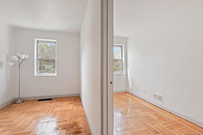 Building Photo - 117 Van Cortlandt Ave W