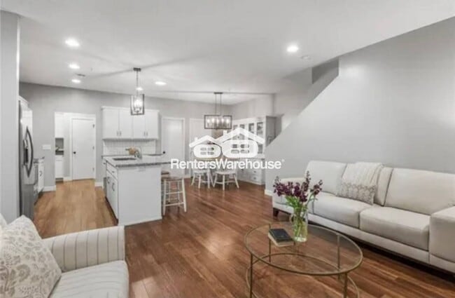 Building Photo - 7303 Kalland Cir NE