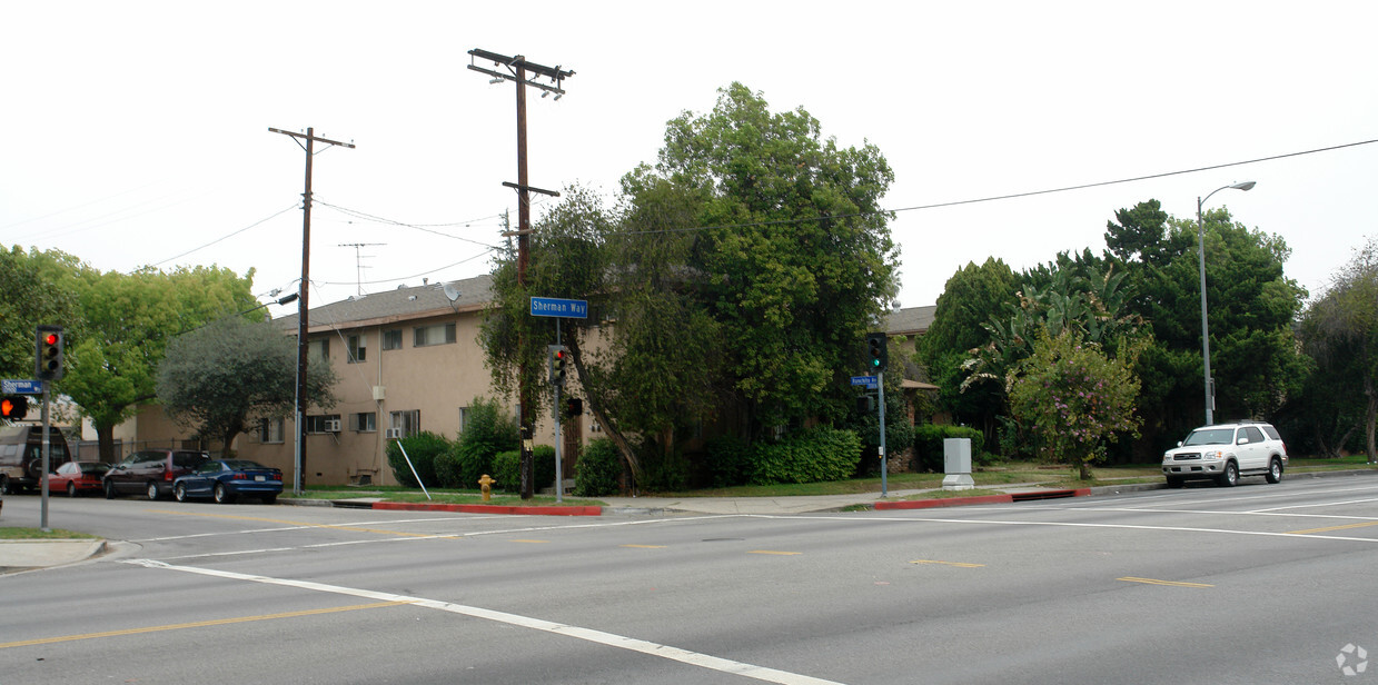 Foto principal - 13857-13861 Sherman Way