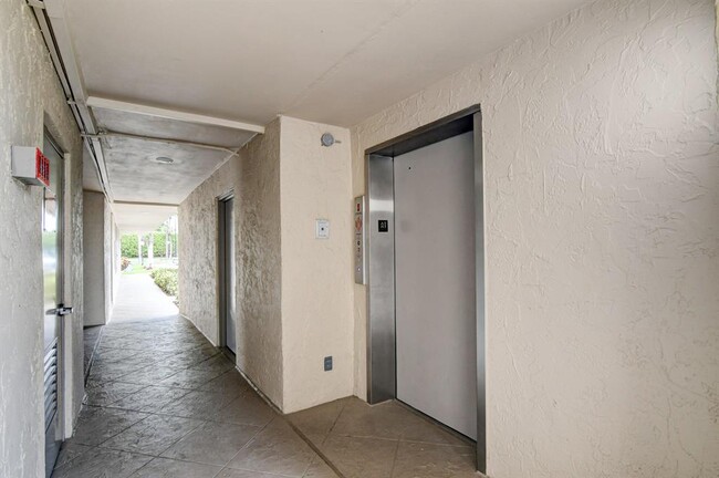 Building Photo - 9 E Royal Palm Rd