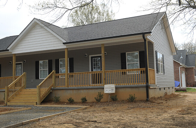 Building Photo - 565 Park Cir