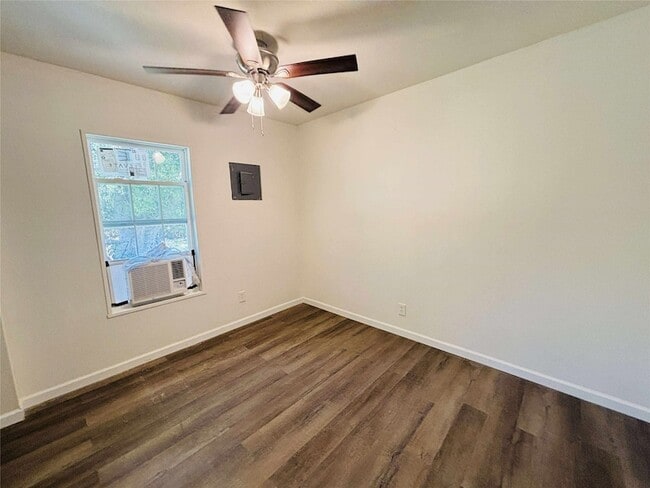 Foto del edificio - 2762 Beverly Hills Dr