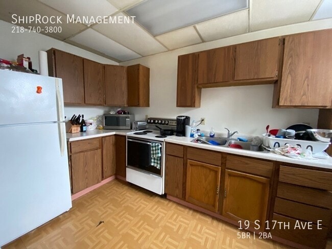 Building Photo - 19 S 17th Ave E