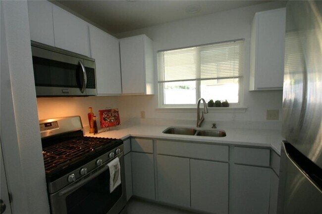 Building Photo - 7209 Shadywood Dr