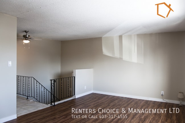 Photo du bâtiment - North Lethbridge Townhouse with Laundry, Parking, Balcony + Cats Ok