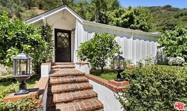 Building Photo - 3933 Mandeville Canyon Rd
