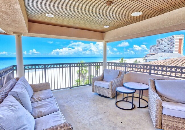 Foto del edificio - Gulf-Front Luxury Townhouse | 4 Bedrooms + Loft | Sleeps 17 | Game Room & Elevator