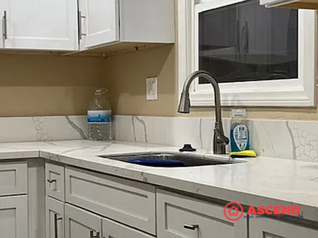 Foto del edificio - Adorable 4 Bedroom Bungalow!