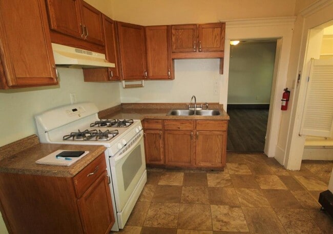 Foto del edificio - 2127 E Broadway