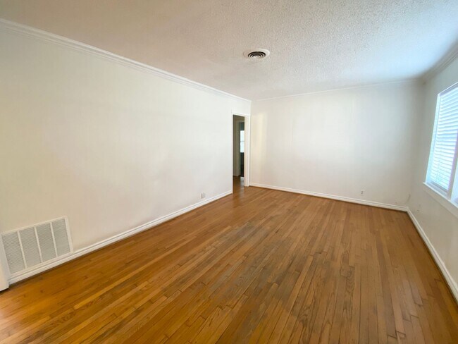 Building Photo - 2119 Glenhaven St