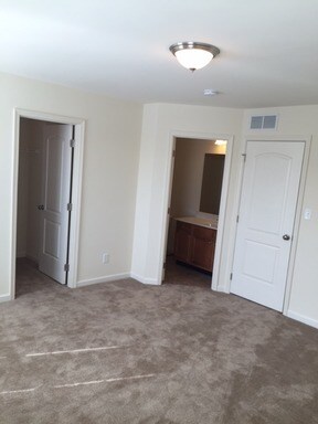 Building Photo - 3935 Birchwood Cir