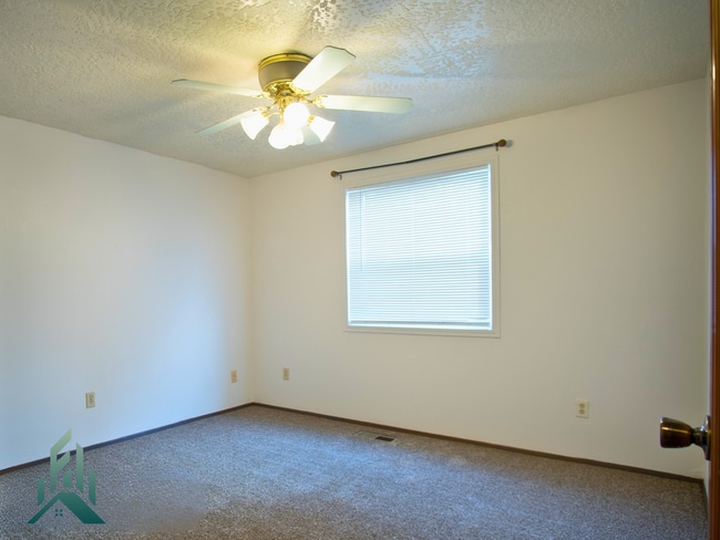 Building Photo - Charming 2 bed/1 bathroom