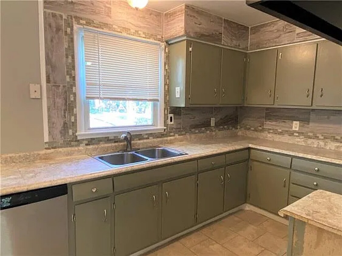Foto del edificio - 3 BR/1.5BA | Newly Renovated Single Family Home | 1-Car Covered Parking | Gated backyard
