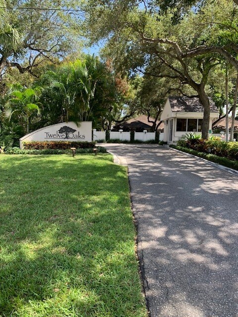 Building Photo - Boaters Paradise in Twelve Oaks! 2/2 Very ...