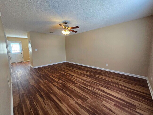 Foto del edificio - 541B Patriot Park Ct