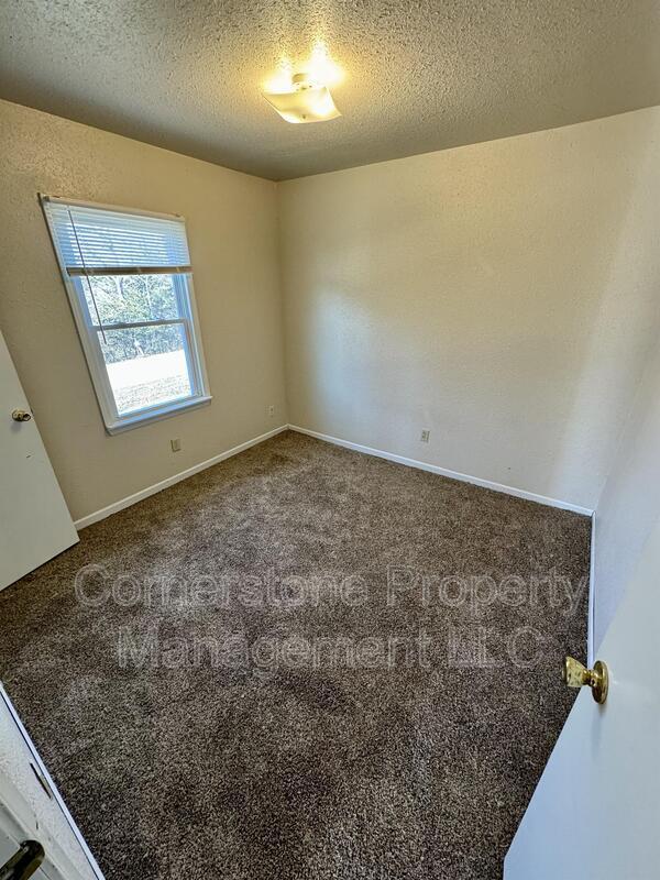 Building Photo - 8345 Lakeview Dr
