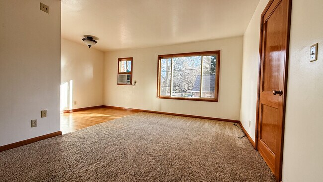 305 Sala de estar con comedor - Brentwood Apartments