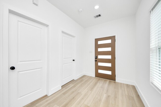Foto del edificio - 801 E 32nd 1/2 St