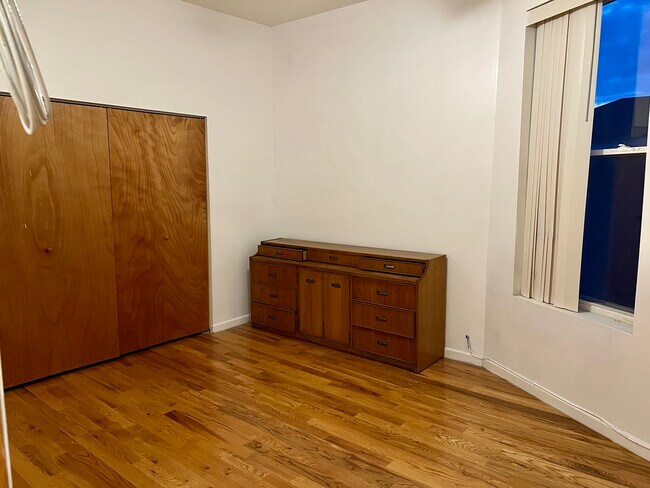 Foto del edificio - 425 E 42nd Pl