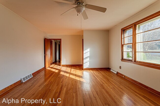 Building Photo - 3 br, 1 bath House - 7 Kathryan Ct