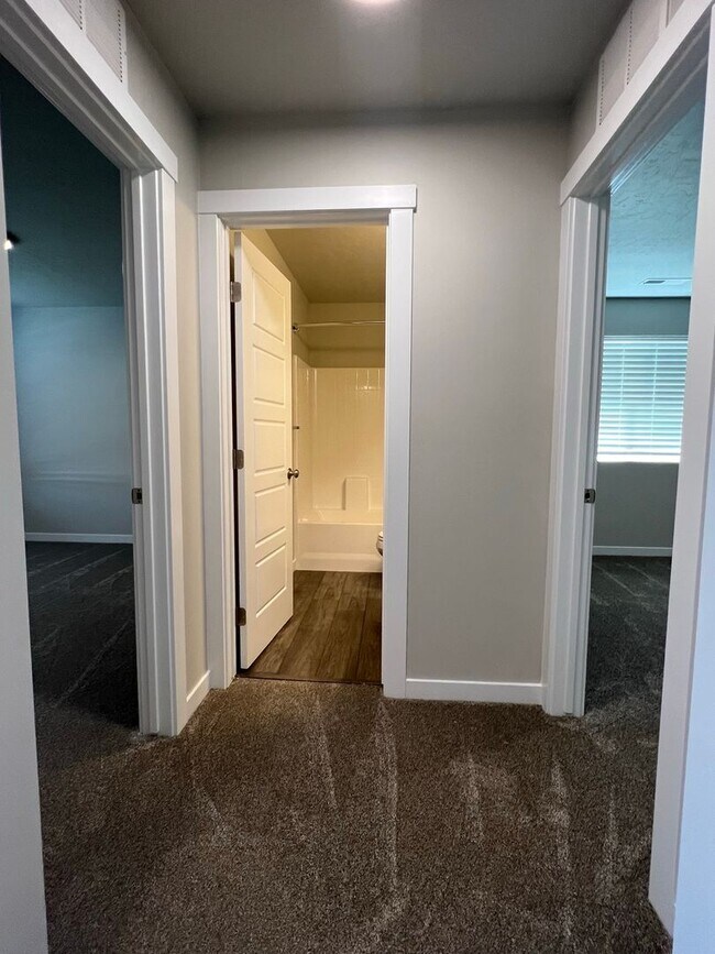 Foto del edificio - Newer 3 bed 2 bath with a home office just...