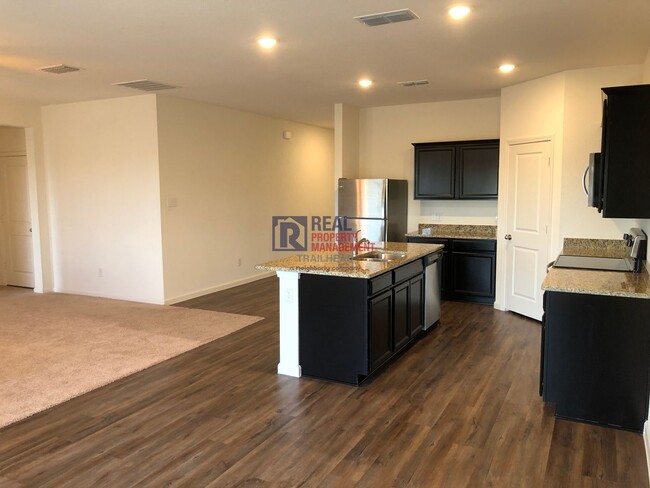 Foto del edificio - Spacious 5 Bedroom/3 Full Bath Open Concep...
