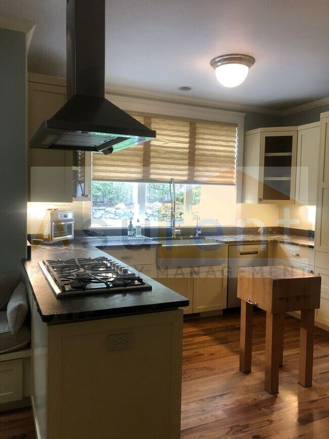 Building Photo - Wonderful Ashland Home Available Now!
