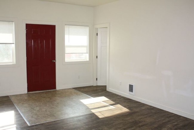 Building Photo - Great 4 Bed/4 Bath Duplex built in 2016