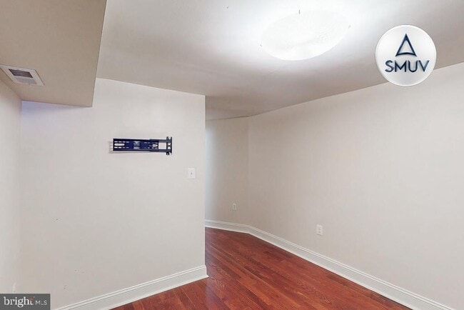 Building Photo - 2225 Brookfield Ave